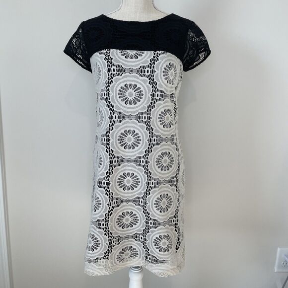 Maggy London Dresses & Skirts - Maggy London Floral Lace Overlay Knee Length Cap Sleeve Zip Back Black Size 4